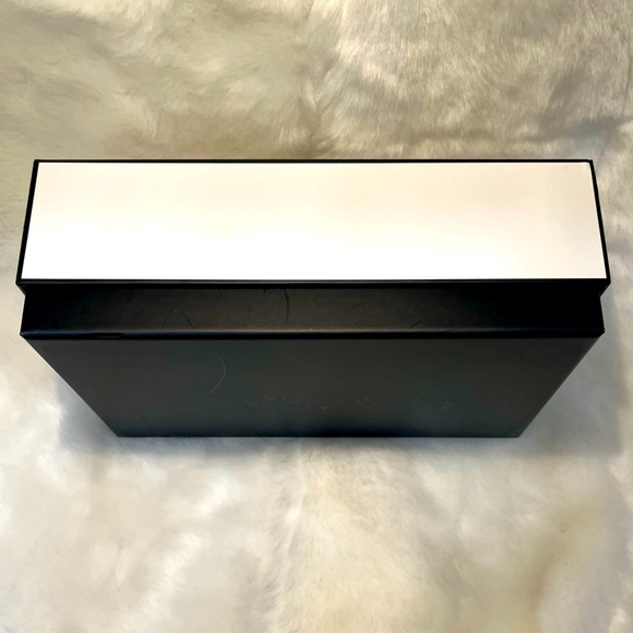 CHANEL GIFT BOX 9.5x5.5x3 INCHES AND DRAWSTRING BAG 5.5x5.5 INCHES - Picture 3 of 5